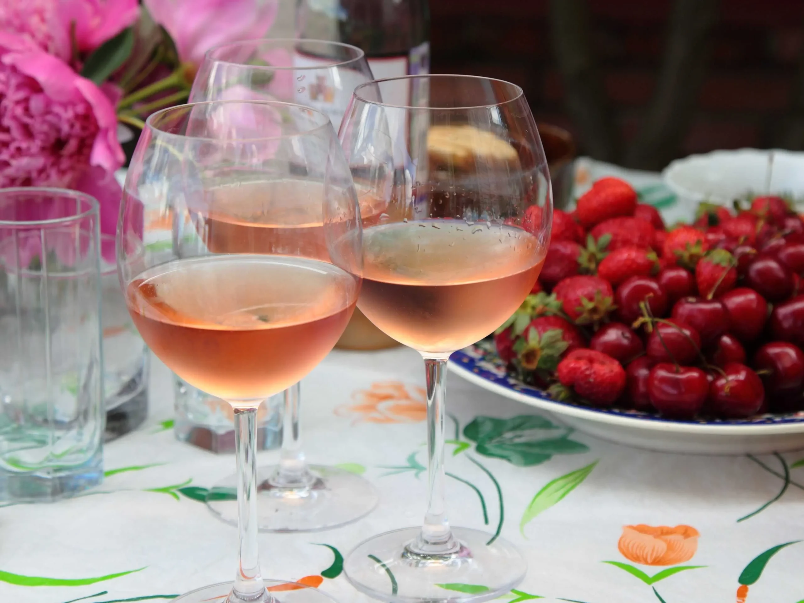 Roséwein in eleganten Weingläsern